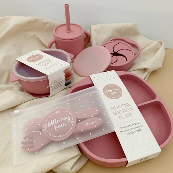 Set of feeding accessories for a baby in rose colour