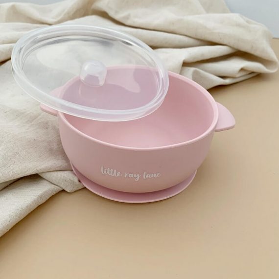 Bowl made from silicone with a suction cup and lid in blush colour