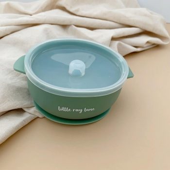 Bowl with lid and suction cup made of silicone in sage colour